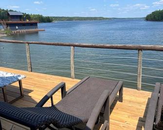 Rustic Log Cottage in Woodchuck Bay on Lake of the Woods with a Sand Beach - Kenora