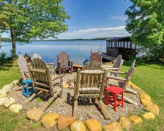 Pequot Lakes Cabin w/ Dock on Loon Lake! - Pequot Lakes - Patio