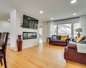 Waterfront Eagle Lake Home With Yard And - Maple Grove - Sala de estar