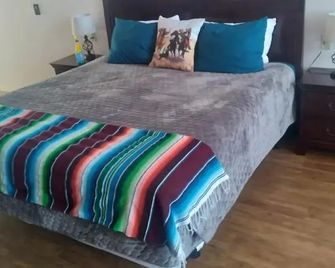 Katie's Cozy Suites - Tombstone - Bedroom