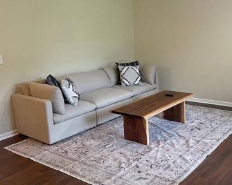 Spacious 4 Bedroom Retreat Near Lake & Charleston - Moncks Corner - Living room