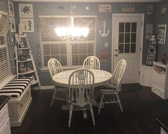 Clean Cozy Cottage Ideally Located - Evans - Dining room