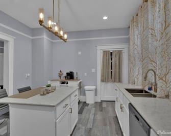 Renovated, Spacious, Historic. - Shreveport - Kitchen