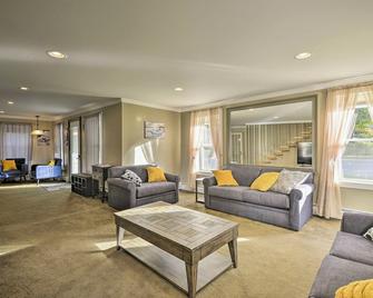 Spacious Home by Finger Lakes and Watkins Glen! - Burdett - Sala de estar