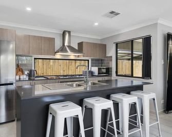 Lavish Beach House On The Surfside - Woorim - Kitchen