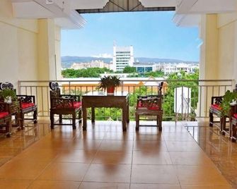 Home Inn - Xishuangbanna Manting Park Water Splashing Plaza - Xishuangbanna - Balkón