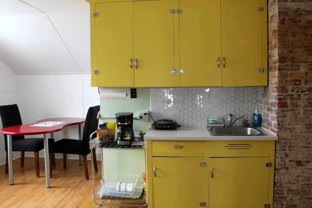 Charming upstairs apartment - Yorkton - Kitchen