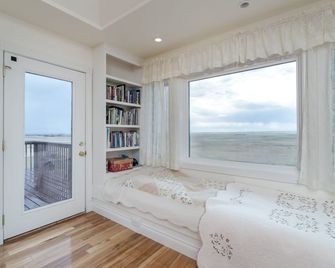 Ranchette Living near Frontier Days! Views! Spacious! - Cheyenne - Bedroom