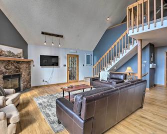 Pet-Friendly Conifer Home with Mountain Views! - Conifer - Living room
