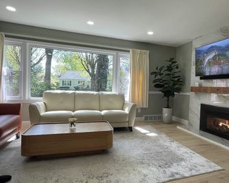 Cozy 3-Bedroom House Near Dunes and Trails - Chesterton - Huiskamer