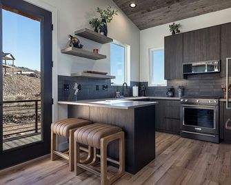 Eden Lookout: Hot tub, Views and King Beds! - Eden - Kitchen