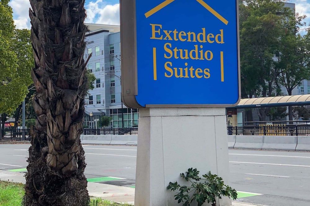 Super 8 by Wyndham San Jose Airport thumbnail 3