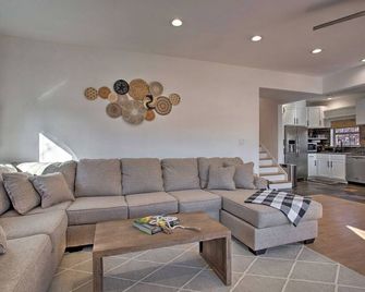 Medicine Park Cabin w/ Mountain Views! - Medicine Park - Living room