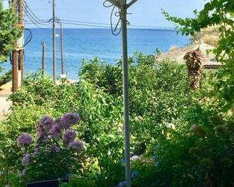 Hotel Erato - Chorefto - Buiten zicht