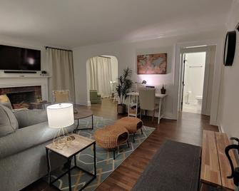 Remodeled Home Near Uptown, Noda, & Plaza Midwood! - Charlotte - Wohnzimmer