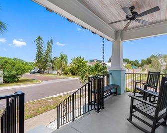 Tarpon Tides Cottage - Walk to the Sponge Docks & Downtown! - Tarpon Springs - Balcony