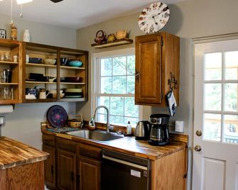 Dog-Friendly Walkable Mountain Bungalow in Hot Springs NC - Hot Springs - Cocina