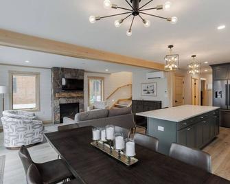 New House on Big Sebago w/ Private beach & dock! - Casco - Comedor