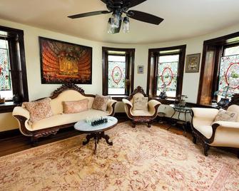 Stone Manor Boutique Inn - Country Manor with Breathtaking Gardens and Event - Lovettsville - Living room