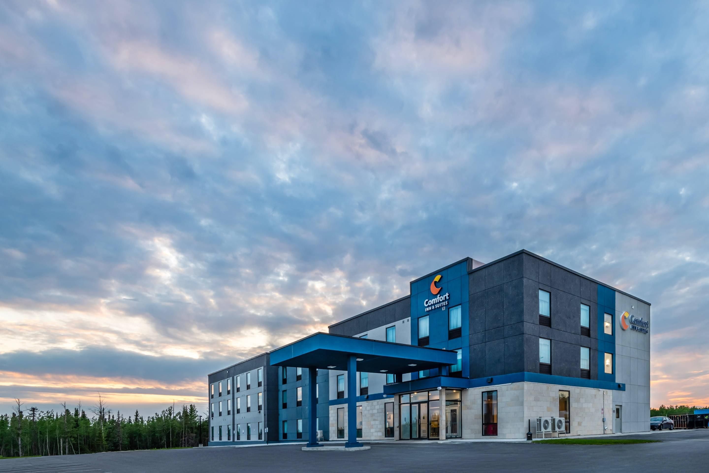 Comfort Inn & Suites - Cochrane - Budova