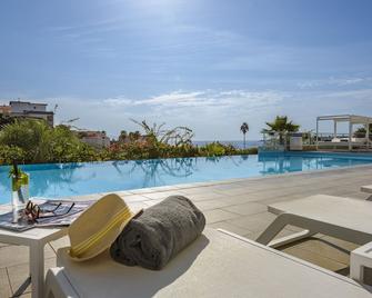 Residence De Tourisme Ajaccio Amiraute - Ajaccio - Piscina