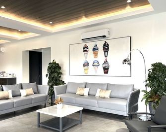 The Vineyard at Tanauan - Tanauan - Living room