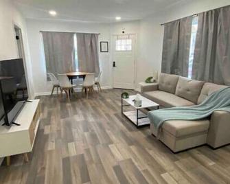 Clinton House - Aurora - Sala de estar
