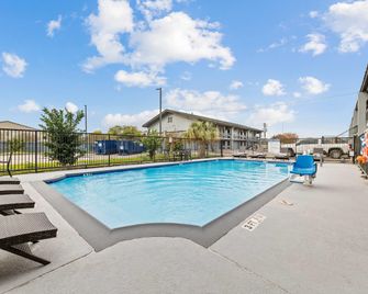 Days Inn & Suites by Wyndham Texas City - Texas City - Pool