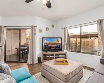 Not Evolve - 2 KINGS, ground floor - Heated Pool & gas grill! Cardinals Stadium! - Phoenix - Olohuone