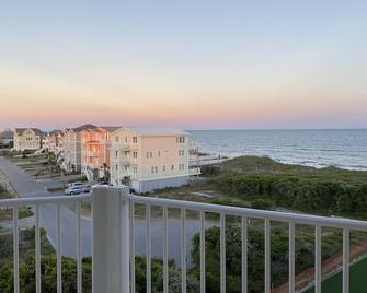 St. Regis Resort, Bldg 3, Let The Waves Hit Your Feet & The Sand Be Your Seat - Sneads Ferry - Balcony