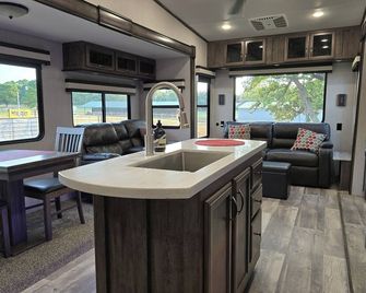 Enjoy glamping on our horse ranch and rescue. - Burleson - Huiskamer