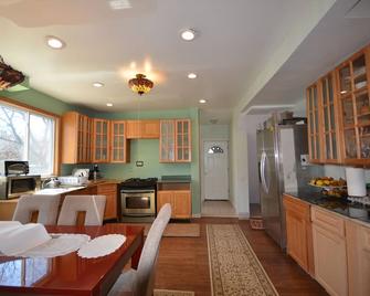 Motel House - Newark - Kitchen