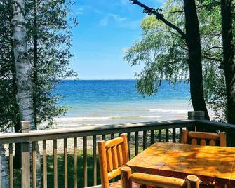 Four Season Lake Front Home - Family Holidays - Alpena - Balkón