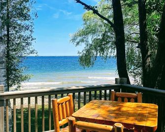 Four Season Lake Front Home - Family Holidays - Alpena - Balkon