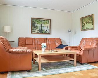 3 Bedroom Lovely Home In Orrefors - Orrefors - Sala de estar