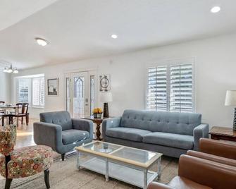 Play & Gather in Luxury,Pets too! Close to it Everything! - Orem - Olohuone