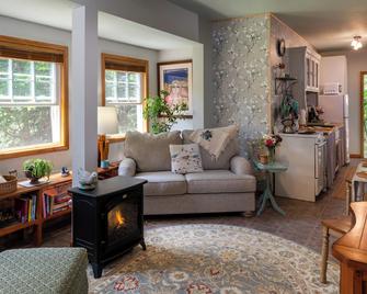 Eureka Sunset Cabins - Eureka Springs - Living room