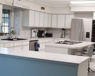 Country Estate With Pickleball Court - Mill Hall - Kitchen