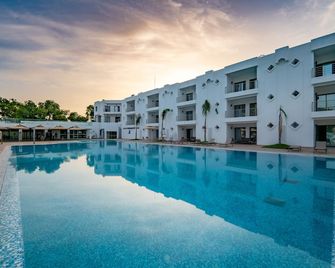 فندق اكوا فيفا - قمرت - حوض السباحة