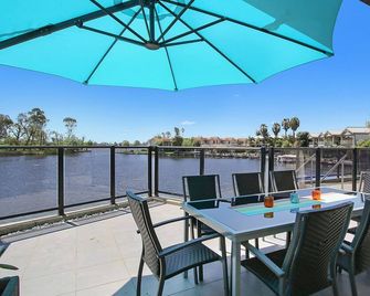 11 on Cypress - Mulwala - Balkon