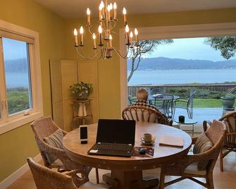 Bella Vista : Peaceful, Relaxing, And Comfortable, 30 - 60 Day Stays Only - Tiburon - Dining room