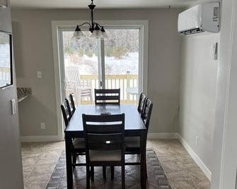 3 Bedroom - Room to park boat! - Close to water & Potawatomi State Park - Sturgeon Bay - Comedor