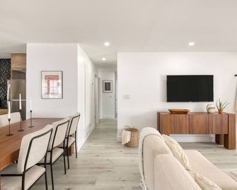 Yellowjacket by AvantStay | Entertainer’s Yard 20min 2 Coachella Valley Preserve - Palm Springs - Living room