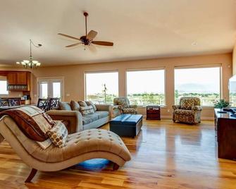Great Family Home, Nat'L Parks, Shakespeare Festival, Ski Brian Head - Cedar City - Living room