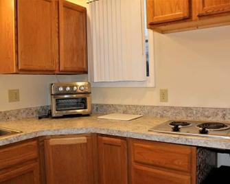 525 Sprague 6 · Apartment just outside of downtown Kalamazoo - Kalamazoo - Kitchen