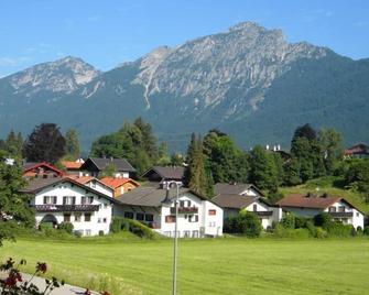Small cozy studio for 1-2 persons with kitchenette, 22 sqm - Bayerisch Gmain - Budynek