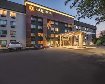 La Quinta Inn & Suites by Wyndham Hartford - Bradley Airport - Windsor Locks - Building
