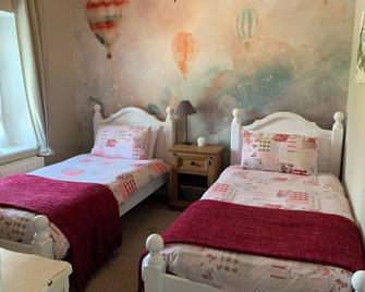 Brittany Cottage Sleeps 6. Heated Pool, Free Wifi, Satellite Tv, Pet Friendly - Plouguenast - Habitación