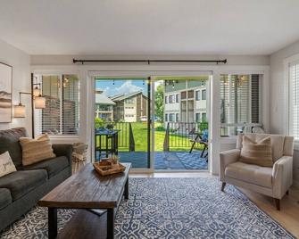 Lakeside Retreat|2 Pools|walk To Restaurants|bbq - Sandpoint - Living room