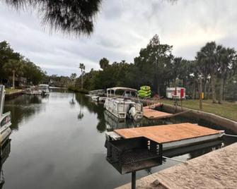 The Muddy Mermaid - Neptune's Grotto Old Florida Adventure Retreats - Weeki Wachee